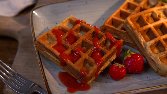 Das Bild zeigt frische Waffeln mit Erdbeer-Rhabarber-Kompott.