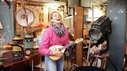 Tamina Kallert in einer Vintage Möbelhalle.