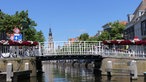 Das Bild zeigt eine Brücke in Nord-Holland.