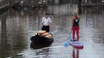 Das Bild zeigt Menschen beim Stand-Up-Paddling in Nord-Holland.