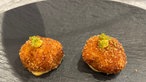 Das Bild zeigt das Gericht Croquetas de Gambas al Pil Pil