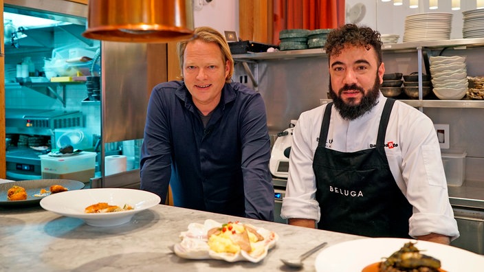 Das Bild zeigt WDR-Sternekoch Björn Freitag mit Diego René  