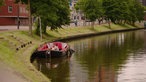 Das Bild zeigt ein Boot auf dem Grachtenring in Groningen.