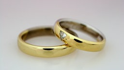 Zwei goldene Ringe