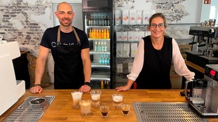 Das Bild zeigt Yvonne Willicks mit Barista Daniel Strehlau.