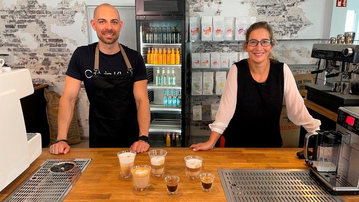 Das Bild zeigt Yvonne Willicks mit Barista Daniel Strehlau.