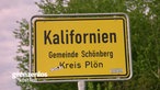 Das Bild zeigt das Ortsschild von Kalifornien in Schönberg bei Kiel.