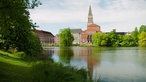 Das Bild zeigt die "grüne Oase" oder den "kleinen Kiel" in Kiel am Rathausplatz.