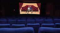 Das Bild zeigt einen leeren Kino-Saal.