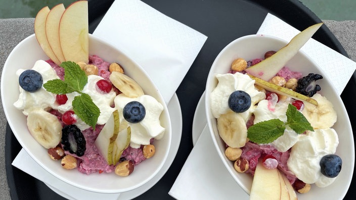 Das Bild zeigt zwei Portionen Bircher Müsli.