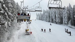 Verscheidene Leute sind auf der Skipiste unterwegs.