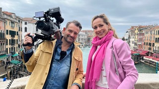 Tamina und Uwe auf auf einer Brücke in Venedig.