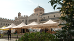 Das Bild zeigt den marktplatz mit dem Markt.