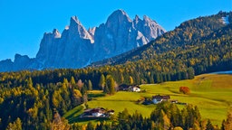 Das Bild zeigt ein Alpenpanorama. 