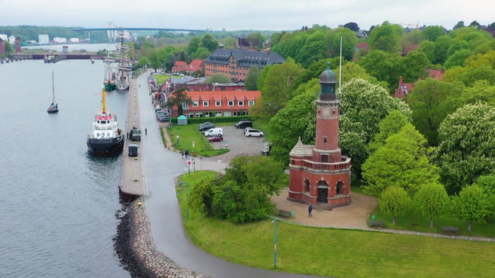 Das Bild zeigt den Tiessenkai in Kiel.