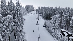 Das Bild zeigt eine Skipiste.