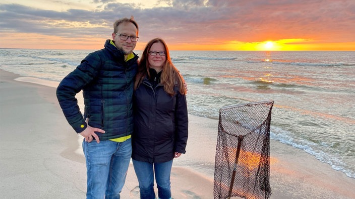 Das Bild zeigt Anna und Stefan am Strand in Polen.