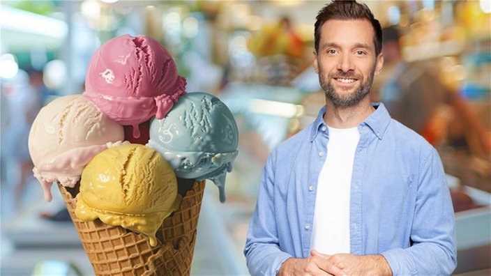 Das Bild zeigt Daniel Aßmann mit einem Eis in der Hand.