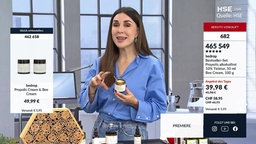 Eine Moderatorin eines Teleshopping Kanals präsentiert Produkte