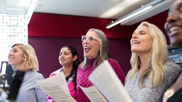 Fünf Frauen singen gemeinsam.