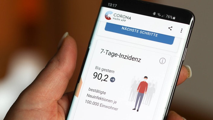 Das Bild zeigt ein Smartphone-Bildschirm mit der Corona-Warn-App.