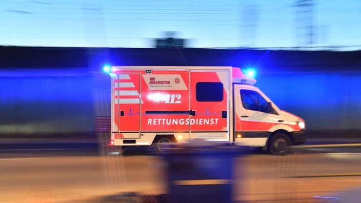 Das Bild zeigt einen fahrenden Rettungsdienst.