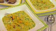 Muschel-Creme-Suppe in zwei Tellern angerichtet