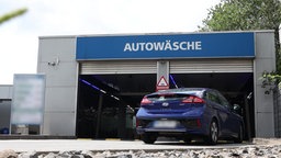 Ein Auto fährt in die Waschanlage