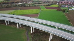 Das Bild zeigt eine Autobahn.