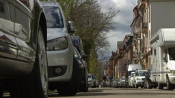 Eingeparkte Autos stehen in einer Reihe.