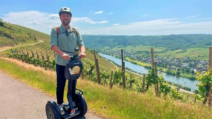 Johannes Zenglein erkundet auf einer Segwaytour die Weinberge an der Mosel.