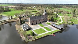 Das Bild zeigt eine Luftaufnahme des Wasserschlosses in Wegberg.