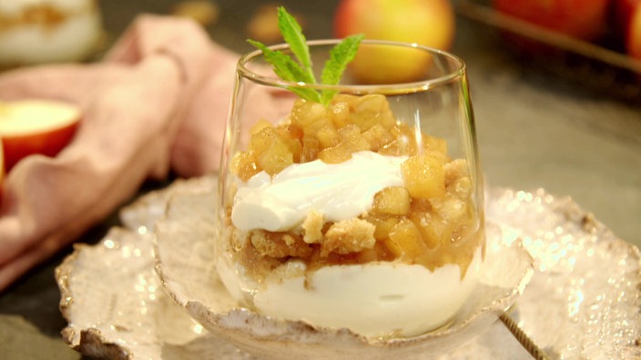 Das Bild zeigt das fertige Dessert mit Apfel in einem Glas.