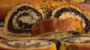 Der Mohnstollen wird angeschnitten