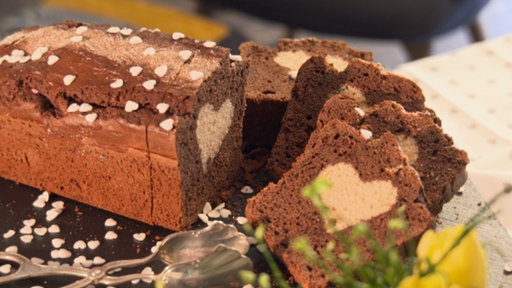 Ein Schokoladen-Kastenkuchen mit einem hellen Herz in der Mitte des Kuchens.