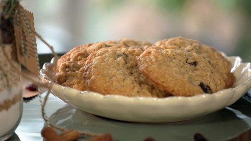 Cranberry-Cookies angerichtet auf einem Teller 