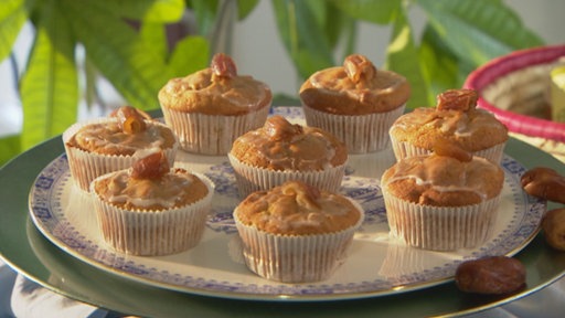 Muffins sind auf einem Teller aus blau-weißem Porzellan serviert.