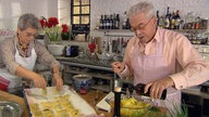 Martina und Moritz bereiten in der Küche Maultaschen zu