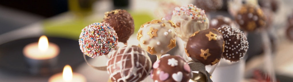 Die Cake-Pops stehen in einer Tasse.