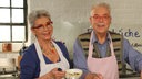 Martina und Moritz bereiten in ihrer Küche Gerichte mit Fisch zu