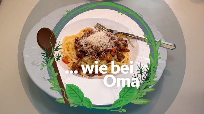 Ein weißer Teller, darauf eine Portion Spaghetti Bolognese mit viel Hackfleisch und Tomatenstücken.