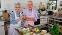 Martina und Moritz bereiten in ihrer Küche Buletten zu