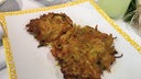 Zwei Gemüse-Rösti auf einer Platte