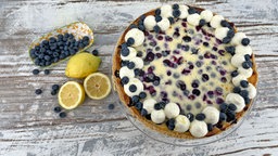 Eine Tarte mit frischen Heidelbeeren.