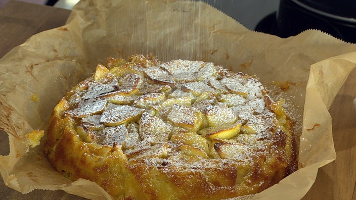 Fertiger Apfelkuchen auf Backpapier