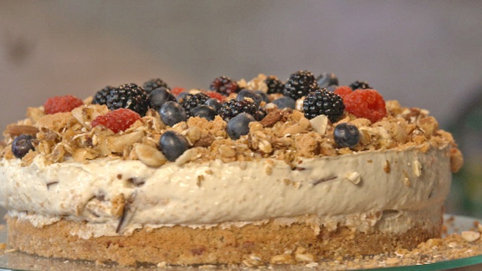 Herrencreme-Torte mit Beeren und Nüssen 