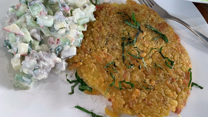 Rösti mit Matjes auf einem Teller angerichtet