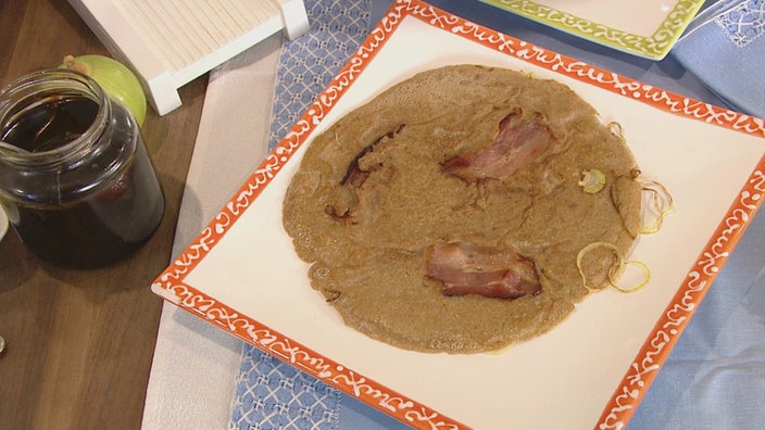 Rötsch - Buchweizenpfannkuchen mit Schinken auf einem Teller