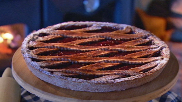  Linzer Torte auf einer Holzplatte