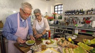 Martina und Moritz bereiten Eierspeisen in der Küche zu